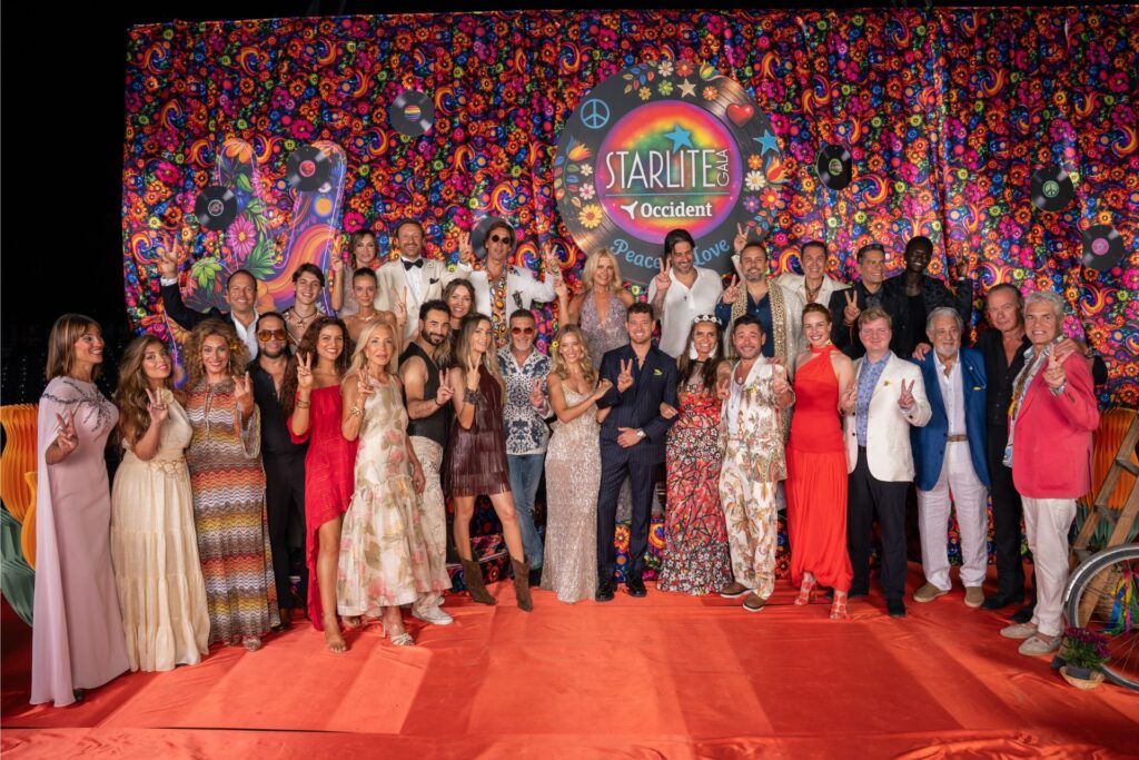 Invitados, artistas y celebridades haciendo el gesto de la paz en el photocall de la Gala Starlite.