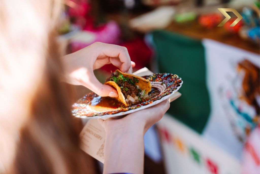 Puestos gastronómicos y afluencia de gente en el festival Agave y Maíz en la explanada de Puente del Rey, Madrid.