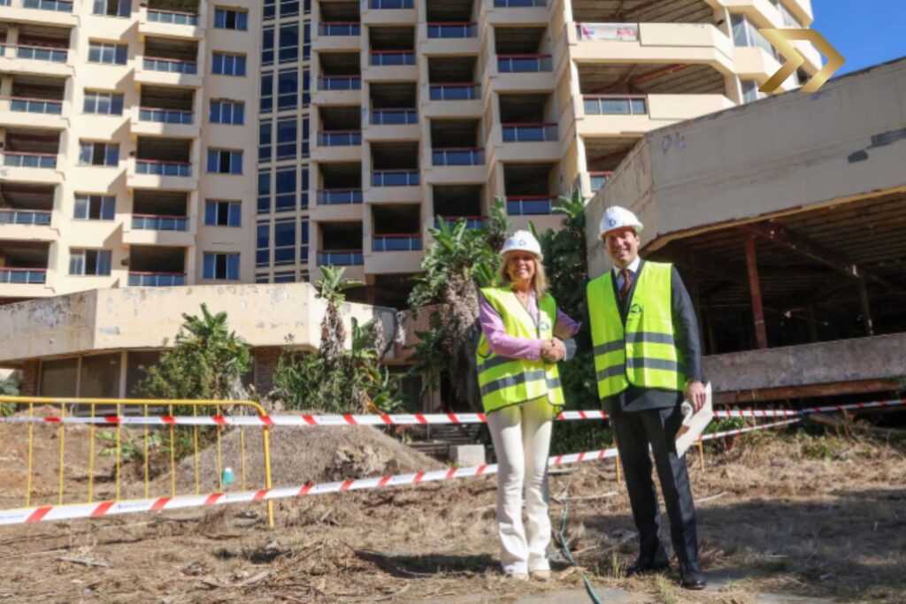 Acto de colocación de la primera piedra de Oakmond Marbella con Pelayo Cortina Koplowitz y Ángeles Muñoz.