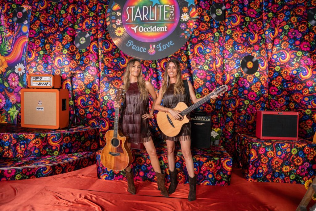 Bárbara Kimpel y Nicole Kimpel posando con guitarras en el photocall de la Gala Starlite.
