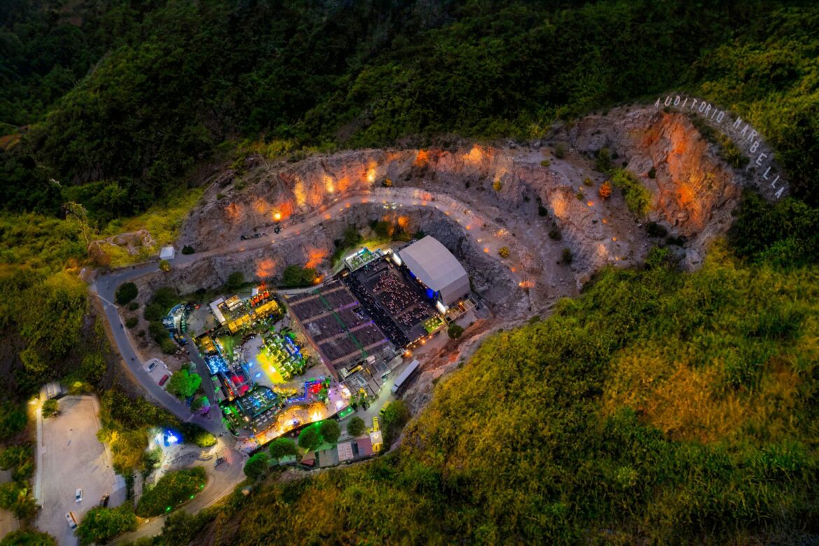 Vista panorámica aérea del recinto y escenario de Starlite Marbella en la Cantera de Nagüeles.