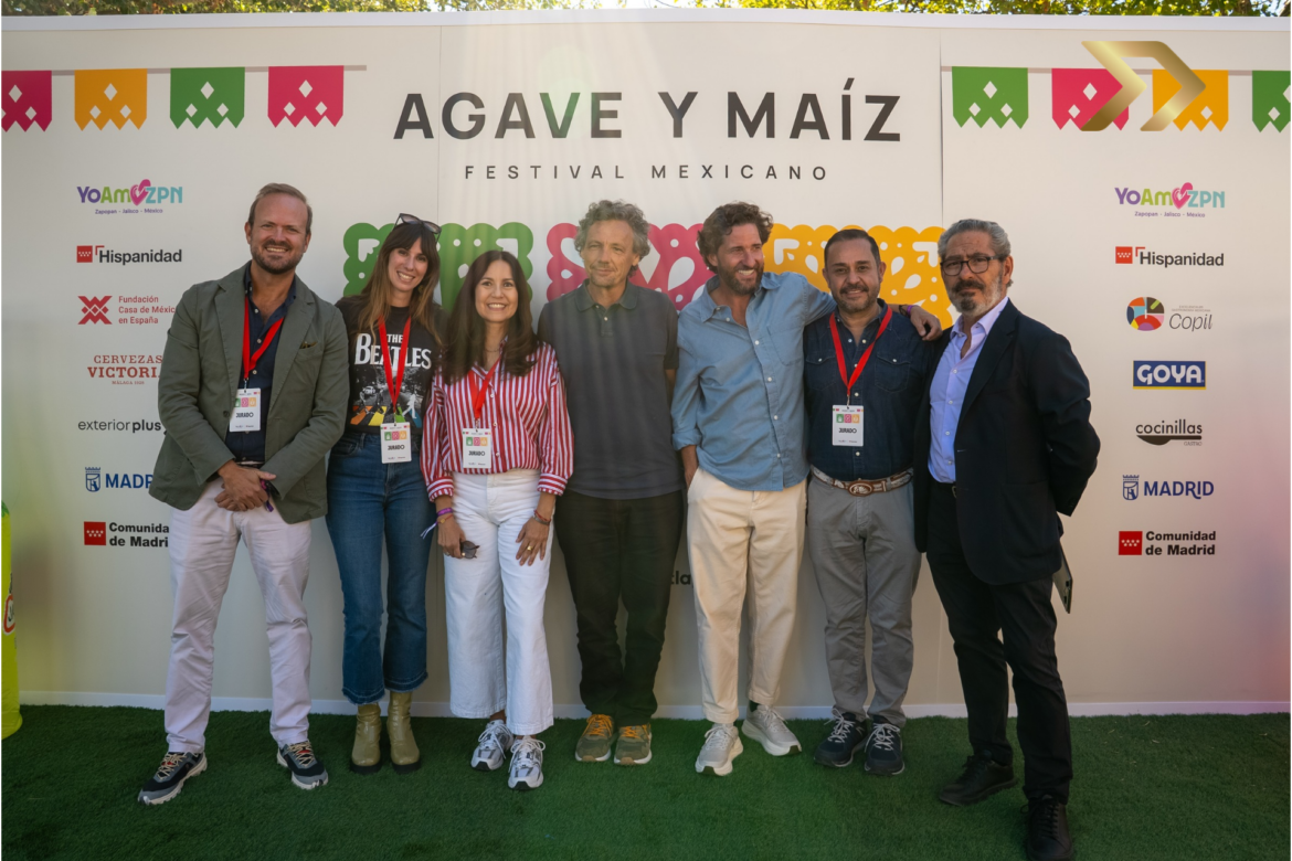 Puestos gastronómicos y afluencia de gente en el festival Agave y Maíz en la explanada de Puente del Rey, Madrid.