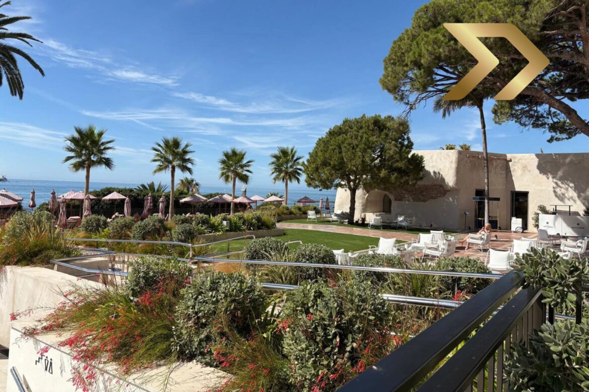 Paisajismo y diseño de jardines ejecutado por Agrojardín en un complejo residencial de la Costa del Sol.