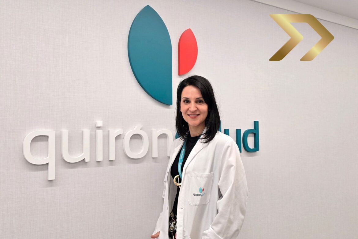 Dermatóloga en consulta realizando una revisión de lunares a un paciente.
