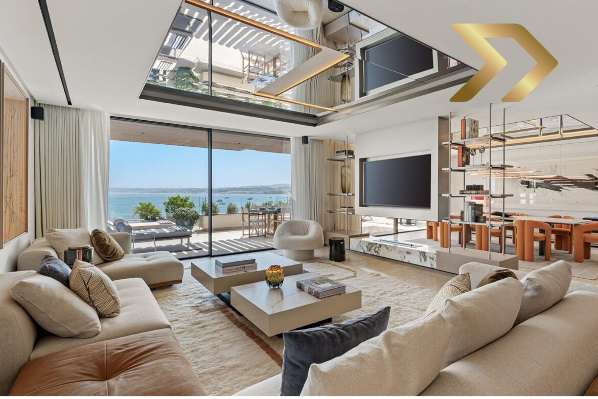 Interiorismo de lujo con vistas al mar en una villa en altura de Ikkil Bay Estepona.