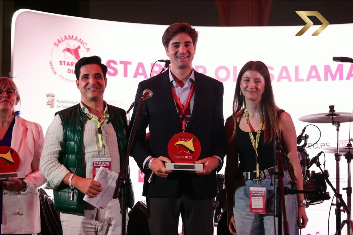 Alejandro Freijo Benito recogiendo el premio Best Hub para Marbella en Startup OLÉ.